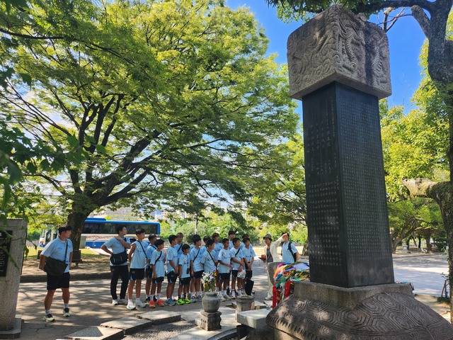 히로시마 평화공원을 견학하고 한국인 위령비에 참배하는 대구FC U-12선수들. 대구FC 엔젤클럽 제공