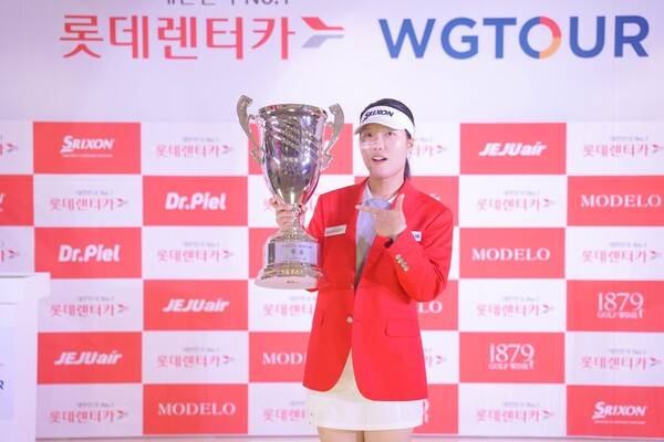 골프존조이마루에서 열린 메이저대회 '2025 롯데렌터카 WGTOUR' 6차 대회 우승자 심지연이 우승트로피를 들고 기념사진을 촬영하고 있다. 사진 | 골프존