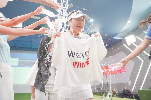 메이저대회 '2025 롯데렌터카 WGTOUR' 6차 대회 우승자 심지연이 동료 선수들에게 물세례 축하를 받고 있다. 사진 | 골프존