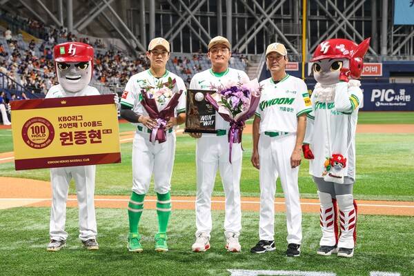 키움히어로즈 원종현이 100홀드 기념 시상식 후 기념촬영을 하고 있다. 사진 | 키움히어로즈