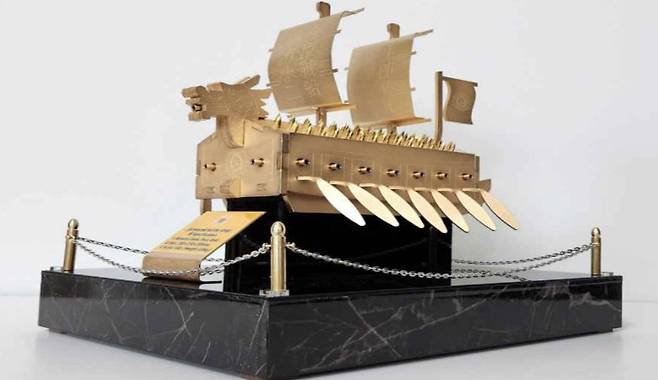 이재명 대통령이 25일(현지시각) 미국 워싱턴 백악관에서 열린 한미정상회담을 맞아 도널드 트럼프 대통령에게 전달한 특수제작 금속 거북선./사진=대통령실