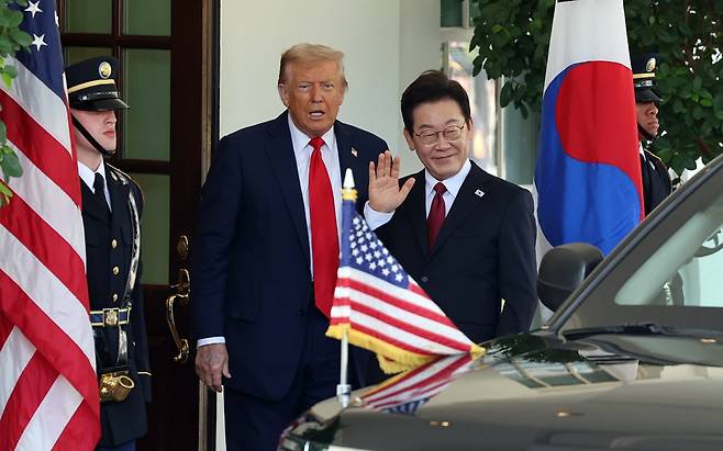 이재명 대통령과 도널드 트럼프 미국 대통령이 25일(현지 시간) 미국 워싱턴DC 백악관에서 한미 정상회담에 앞서 인사를 하고 있다. 사진=뉴시스