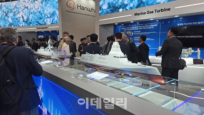 지난 5월 열린 ‘국제해양방위산업전(MADEX)2025’에서 한화오션이 한국형 차기구축함(KDDX) 모형을 전시하고 있다. (사진=김관용 기자)