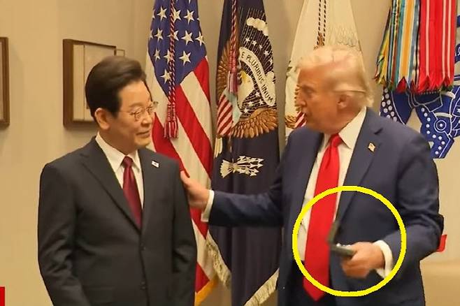 25일 한미 정상회담을 위해 찾은 워싱턴DC 백악관에서 이 대통령이 방명록에 사인한 펜을 선물받은 트럼프 대통령의 모습. (사진=YTN 캡처)