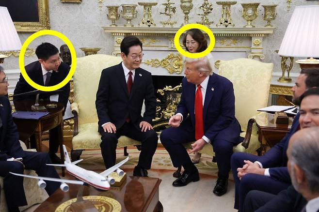 이재명 대통령과 트럼프 대통령 곁에 각각 한국 측 조영민 서기관, 미국 측 이연향 국장이 통역을 맡고 있다. (사진=연합뉴스)