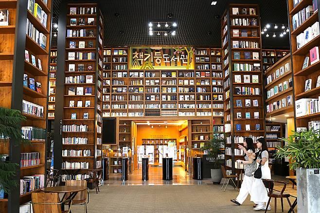 전주시청 로비의 책기둥도서관 (사진=한국관광공사)