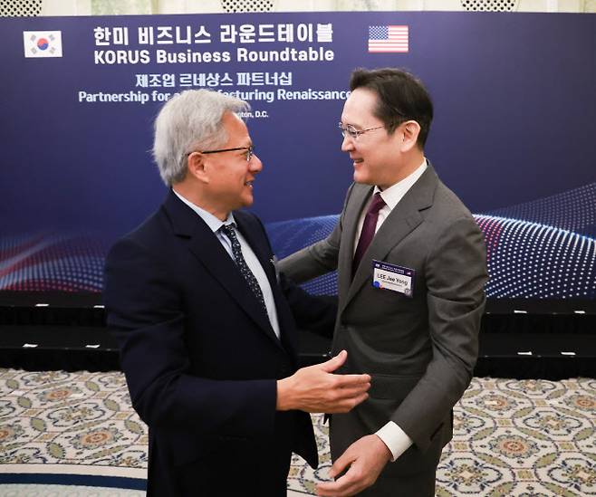 이재용 삼성전자 회장이 25일(현지시간) 미국 워싱턴DC 윌라드 호텔에서 열린 한미 비즈니스 라운드 테이블에서 젠슨 황 엔비디아 최고경영자와 포옹하고 있다. (사진=연합뉴스)