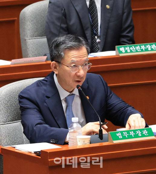 정성호 법무부 장관이 26일 오전국회에서 열린 예산결산특별위원회 전체회의에 출석, 질의에 답변하고 있다. (사진=노진환 기자)