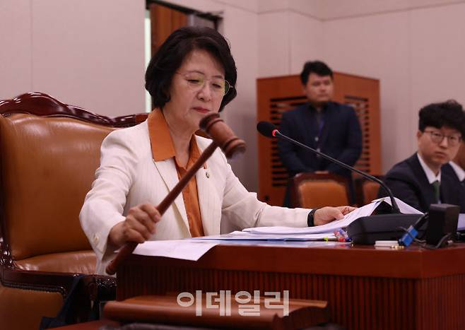 추미애 법제사법위원장이 26일 오후 국회에서 열린 법제사법위원회 전체회의를 주재하며 의사봉을 두드리고 있다. (사진=노진환 기자)