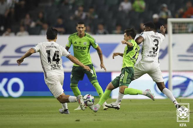 전북과 강원의 경기 모습. 사진=대한축구협회