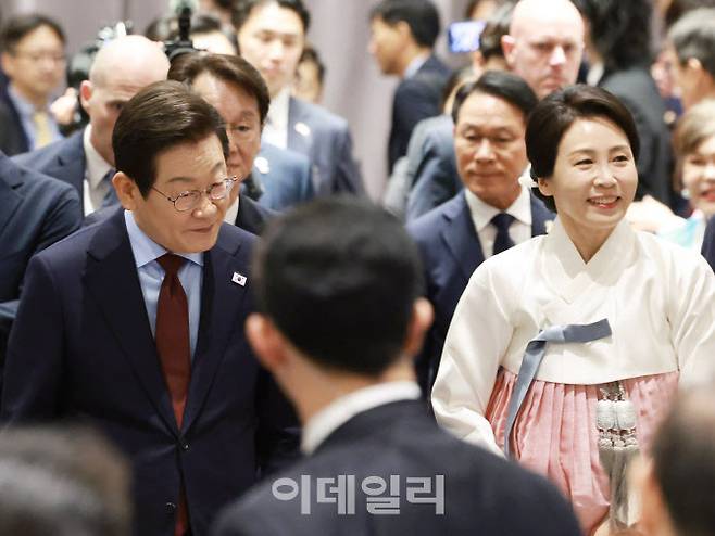 이재명 대통령과 김혜경 여사가 24일(현지 시간) 미국 워싱턴DC의 한 호텔에서 열린 재미동포 만찬 간담회에 참석하고 있다.(사진=뉴시스)