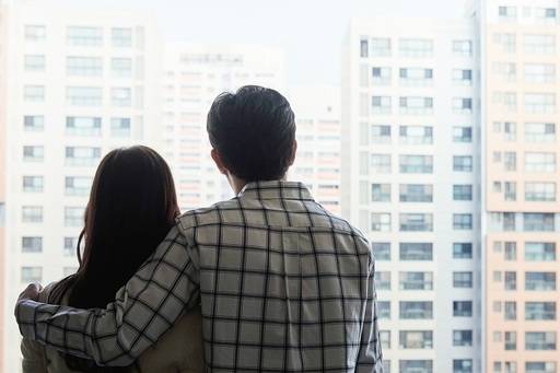 은퇴한 부부는 소득 외에도 집 등 재산에도 매기는 건보료(건강보험료)가 고통스럽다.  [사진=게티이미지뱅크]