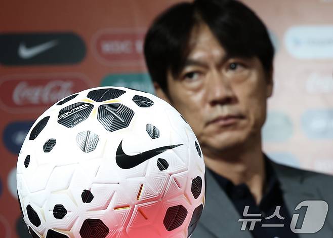 홍명보 축구 국가대표팀 감독이 25일 오후 서울 종로구 축구회관에서 9월 A매치 국가대표 명단을 발표한 후 잠시 생각에 잠겨 있다. 2025.8.25/뉴스1 ⓒ News1 오대일 기자