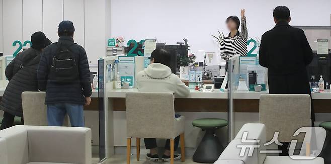 26일 보험업계에 따르면 올해 상반기 생명보험사 신계약 보험료는 7990만 원으로 전년 동기 대비 2,2% 증가했다. 같은 기간 보장성보험료는 6719억 원으로 2.1% 증가했고, 저축성보험료는 2.9% 늘어났다. 사진은 이날 서울의 한 시중은행 대출 창구 모습. 2024.11.19/뉴스1 ⓒ News1 임세영 기자