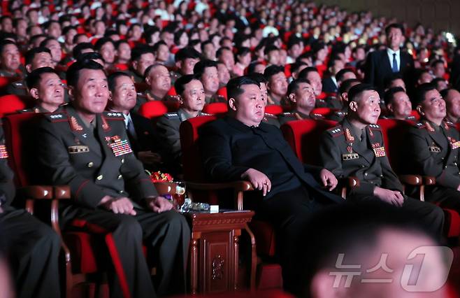 (평양 노동신문=뉴스1) = 김정은 노동당 총비서가 귀국한 조선인민군 해외작전부대 주요지휘관들을 위한 축하공연을 관람하는 모습. [국내에서만 사용가능. 재배포 금지. DB 금지. For Use Only in the Republic of Korea. Redistribution Prohibited] rodongphoto@news1.kr