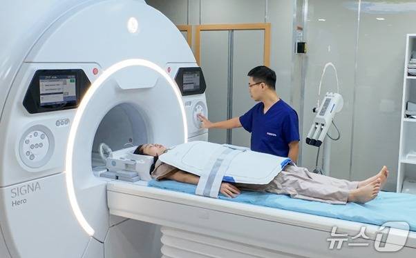 의사 10명과 직원 70여명이 상주하는 'H+하노이'는 토털건강검진센터와 내과, 외과, 소아청소년과, 산부인과, 응급의학과, 치과, 이비인후과, 안과, 피부과, 마취통증의학과, 진단검사의학과, 영상의학과(소화기내시경) 등 ‘폴리클리닉’ 12개 과목을 운영한다.(H+양지병원 제공)