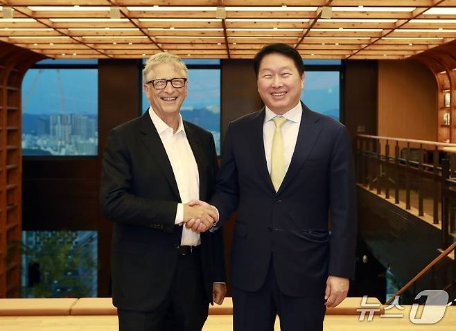 최태원 SK 회장과 빌 게이츠 게이츠재단 이사장(SK 제공)