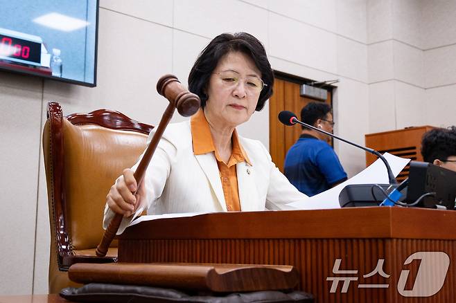 추미애 국회 법제사법위원장이 26일 서울 여의도 국회에서 열린 제428회 국회(임시회) 법제사법위원회 제1차 전체회의에서 의사봉을 두드리고 있다. 2025.8.26/뉴스1 ⓒ News1 유승관 기자