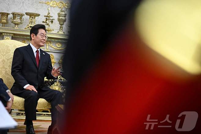 이재명 대통령이 25일(현지시간) 미국 워싱턴 백악관에서 도널드 트럼프 대통령과 한미 정상회담을 하고 있다. ⓒ AFP=뉴스1 ⓒ News1 신웅수 기자