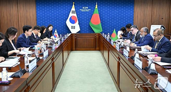 박윤주 외교부 1차관은 26일 서울 외교부 청사에서 무하마드 나즈룰 이슬람 방글라데시 외교부 양자차관과 제4차 한-방글라데시 정책협의회를 개최했다. 2025.08.26. (외교부 제공)