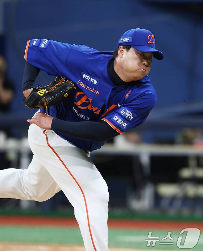 26일 오후 서울 구로구 고척스카이돔에서 열린 프로야구 '2025 신한 SOL뱅크 KBO 리그' 한화 이글스와 키움 히어로즈의 경기, 1회말 한화 선발투수 류현진이 역투하고 있다. 2025.8.26/뉴스1 ⓒ News1 오대일 기자