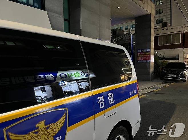 26일 오후 9시 27분쯤 서울 강서구 등촌역 인근 한 주상복합아파트에서 3명이 추락해 경찰이 현장에 출동했다. 2025.8.26/뉴스1 김종훈 기자
