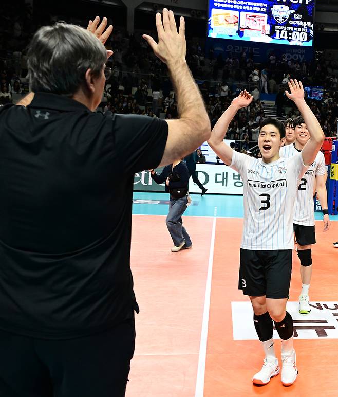 황승빈(오른쪽). 사진 | 한국배구연맹