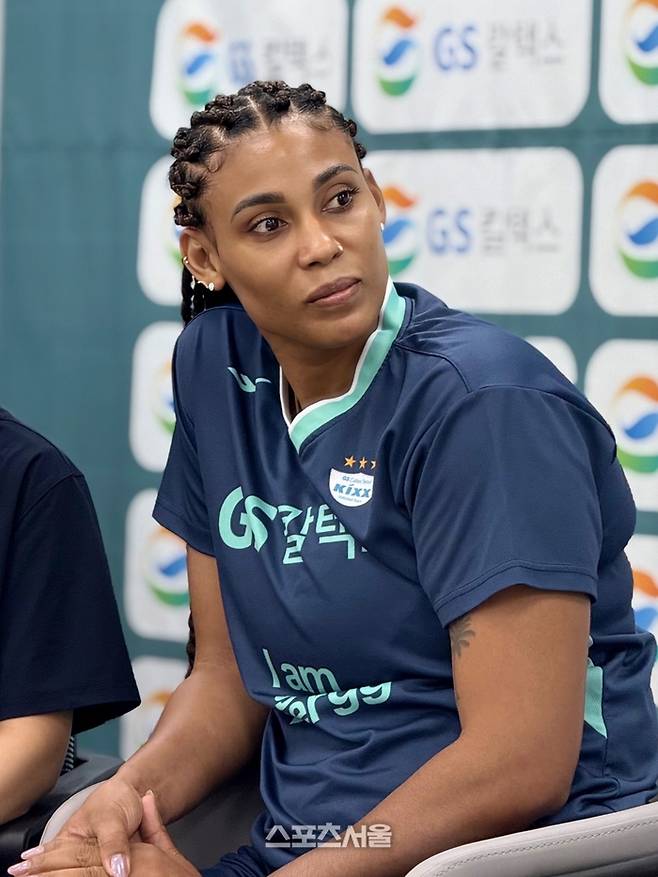 GS칼텍스 실바가 26일 경기도 가평 훈련 체육관에서 열린 미디어데이에서 질문을 듣고 있다. 가평 | 정다워 기자