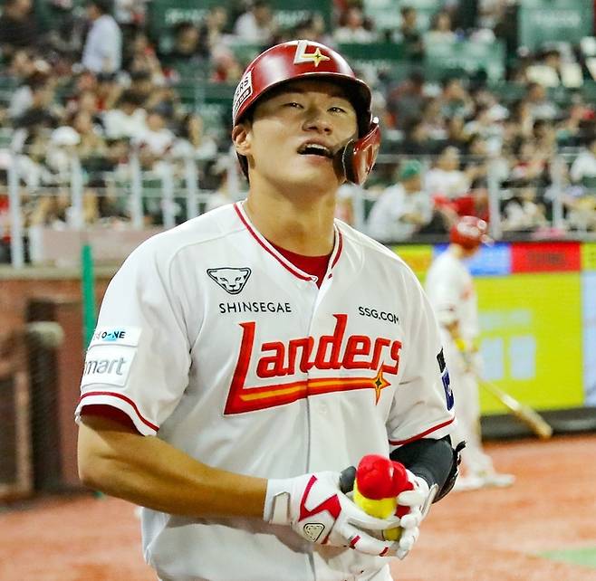 SSG 류효승이 26일 인천SSG랜더스필드에서 열린 2025 KBO리그 KIA와 경기에서 5회말 솔로포를 때린 후 더그아웃으로 돌아와 세리머니를 하고 있다. 사진 | SSG 랜더스