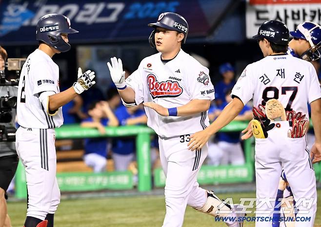 26일 잠실야구장에서 열린 삼성과 두산의 경기, 8회말 김인태가 솔로홈런을 치고 기쁨을 나누고 있다. 잠실=허상욱 기자wook@sportschosun.com/2025.08.26/