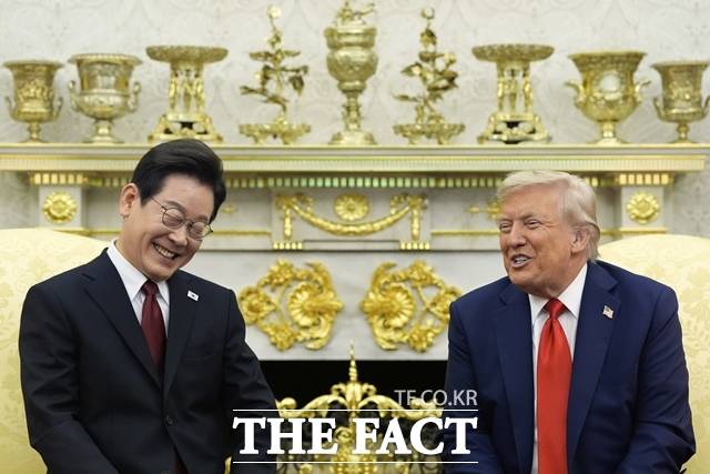 이재명 대통령과 도널드 트럼프 미국 대통령이 25일(현지시간) 오후 백악관에서 정상회담을 진행하며 웃음을 짓고 있다. /워싱턴=AP·뉴시스