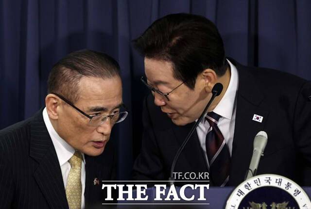 이재명 대통령이 24일(현지시간) 한일정상회담을 마치고 일본 도쿄에서 미국 워싱턴D.C.로 향하는 공군1호기에서 기내 기자간담회를 하며 위성락 안보실장과 논의하고 있다. /워싱턴=뉴시스