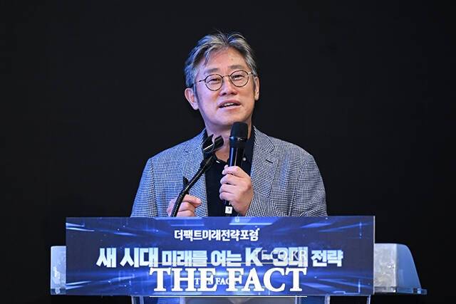 안기현 한국반도체산업협회 전무가 26일 오후 서울 영등포구 여의도 중소기업중앙회에서 열린 더팩트미래전략포럼에서 'AI 시대를 주도하는 K-반도체 초강대국 실현'을 주제로 특별 강연을 강연하고 있다. /장윤석 기자