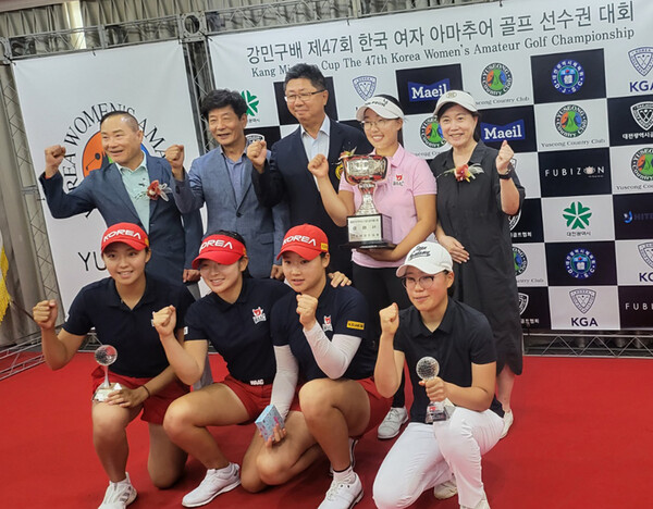 강민구배 한국여자아마추어에서 입상한 김민솔, 이효송 등을 시상하고 있는 강형모 대한골프협회 회장과 관계자. 채널에이 자료