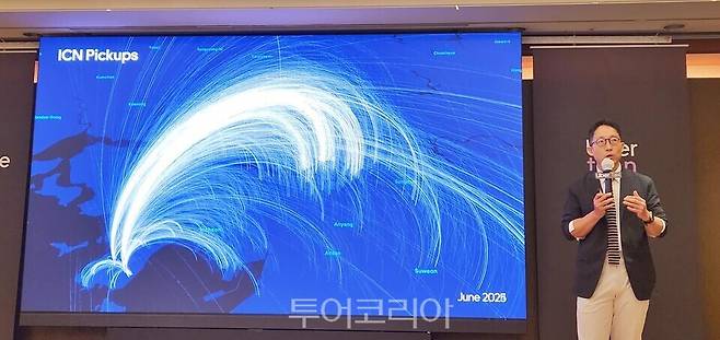 송진우 우버택시 코리아 총괄이 2024년~2025년 인천공항 픽업을 통해서 국내 여러 도시로 이동한 이용 건수를 시각화한 자료를 설명하고 있다.