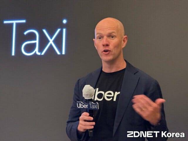 도미닉 테일러 대표가 국내 시장의 중요성에 대해 설명하고 있다