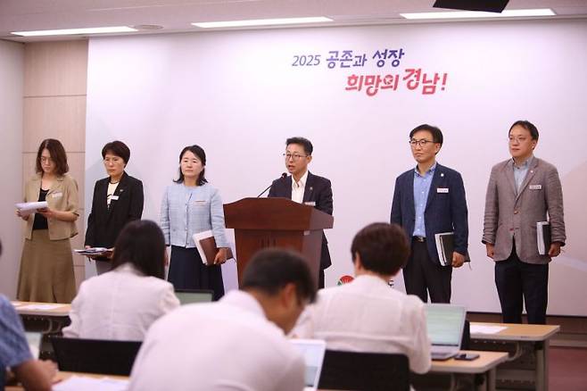윤인국 경남도 산업국장이 피지컬 AI, 차세대 SMR 혁신제조 국산화 기술개발사업의 정부 예비타당성 면제 소식과 향후 추진 계획을 발표하고 있다. 이세령 기자