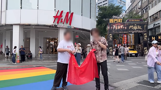 대만 타이베이 번화가에서 대만은 중국 것이라고 외친 일본인들의 모습. 타이완뉴스