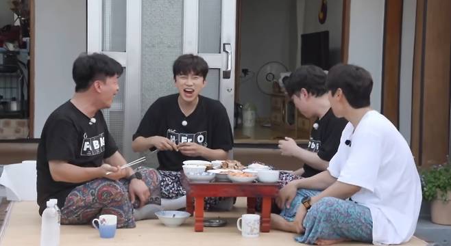 낮에는 물놀이, 밤에는 비명…'섬총각 영웅', 예측불허 섬 라이프 예고