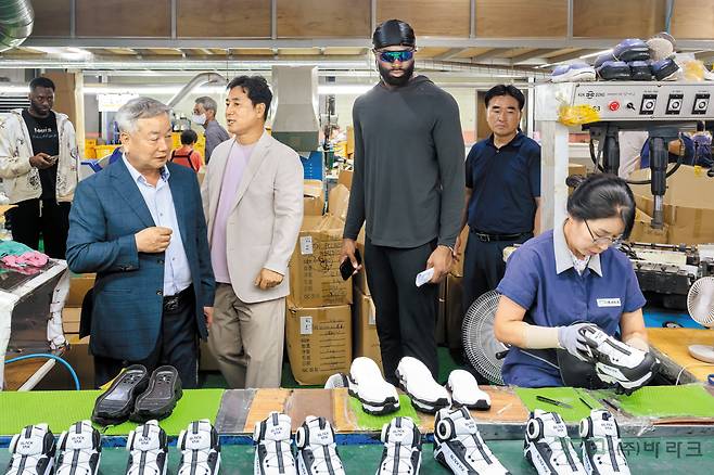 제일런 브라운(오른쪽 셋째)이 작년 9월 부산 바라크 공장을 직접 방문해 김석규 대표(맨 왼쪽)의 안내를 받으며 신발 생산 과정을 살펴보는 모습./바라크 제공