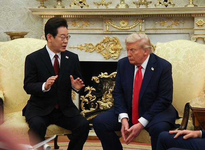 이재명 대통령이 25일(현지 시각) 미국 워싱턴 DC 백악관 오벌 오피스에서 도널드 트럼프 미국 대통령과 한미 정상회담을 하고 있다./연합뉴스