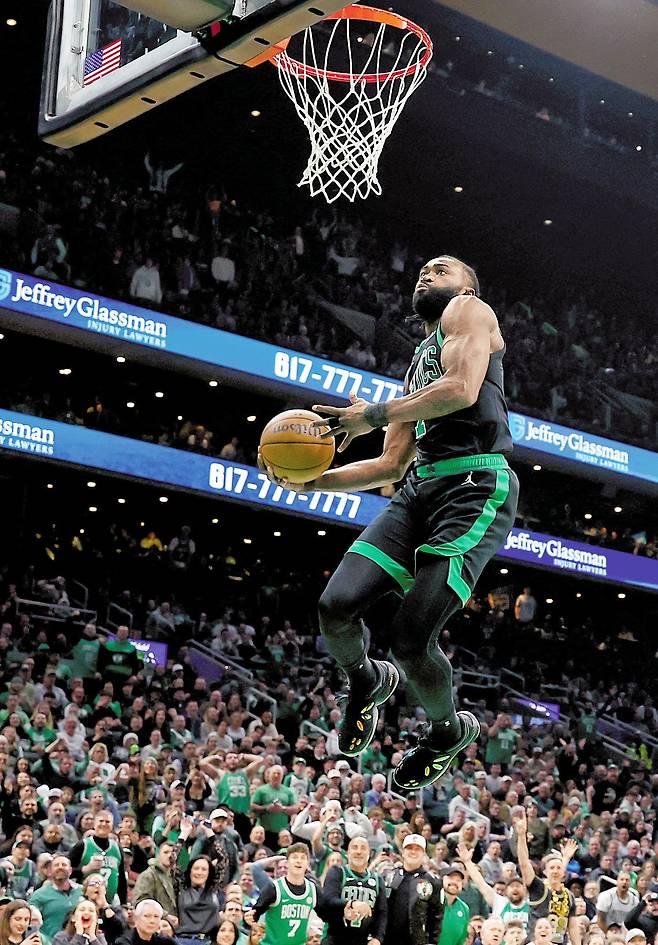 NBA 보스턴 셀틱스의 제일런 브라운이 작년 12월 인디애나 페이서스와의 경기에서 호쾌한 덩크슛을 시도하고 있다. 브라운이 신은 농구화는 자신이 만든 ‘741 퍼포먼스’ 브랜드로 부산의 중소기업 바라크가 만들었다. 화려한 홀로그램 무늬 장식과 탄성을 극대화한 특수 소재 밑창이 특징으로 미국에서 200달러에 판매 중이다./게티이미지코리아