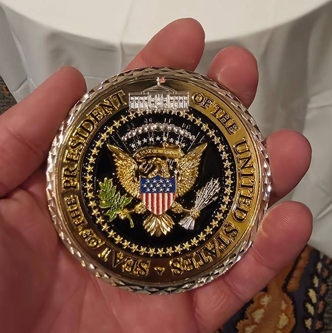 백악관에서 받은 기념 동전. /대통령실