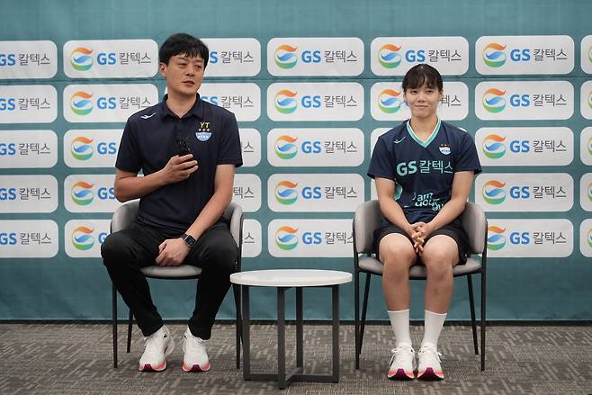 26일 경기 가평군 GS칼텍스 청평체육관에서 열린 2025-2026시즌 GS칼텍스 미디어데이에서 이영택 감독과 주장 유서연 선수가 질문에 답하고 있다. /GS칼텍스