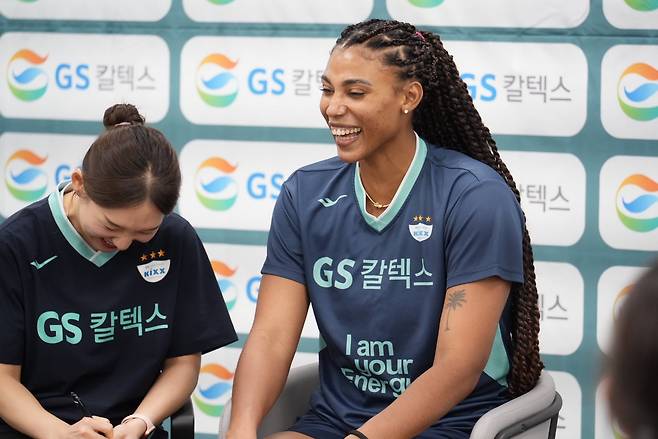 26일 경기 가평군 GS칼텍스 청평체육관에서 열린 2025-2026시즌 GS칼텍스 미디어데이에서 지젤 실바가 웃고 있다. /GS칼텍스