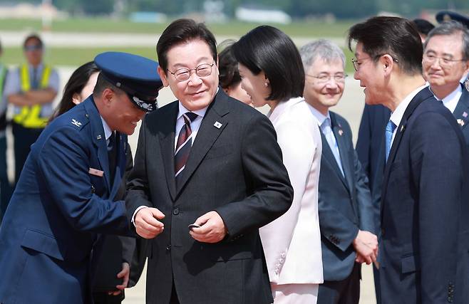 취임 후 처음 미국을 방문한 이재명 대통령과 김혜경 여사가 24일(현지 시각) 미국 워싱턴 D.C. 인근 앤드루스 합동기지에서 도착해 공군1호기에서 내려 기지를 빠져나가고 있다. /연합뉴스