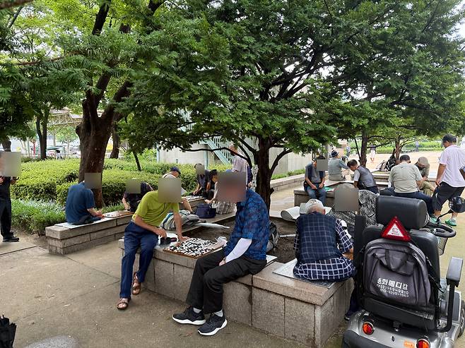 25일 오후 1시쯤 서울 종로구 종묘중앙광장에서 노인들이 바둑을 두고 있다. /이호준 기자