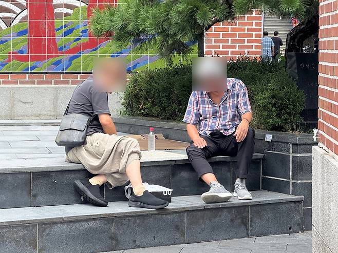 25일 낮 12시 30분쯤 서울 종로구 탑골공원 건너편 인도에서 노인들이 장기를 두고 있다. /이호준 기자