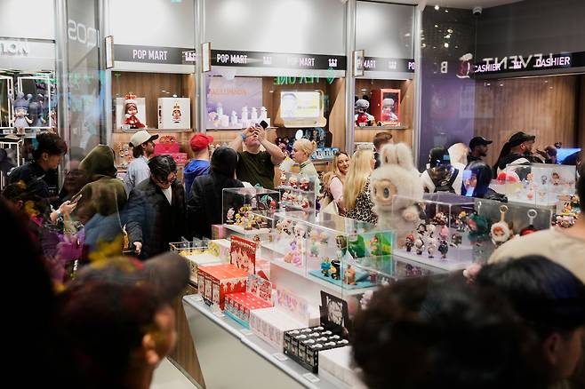 지난 달 독일 베를린 라부부 매장 오픈 행사에 사람들이 모여들고 있다. /AP=연합뉴스