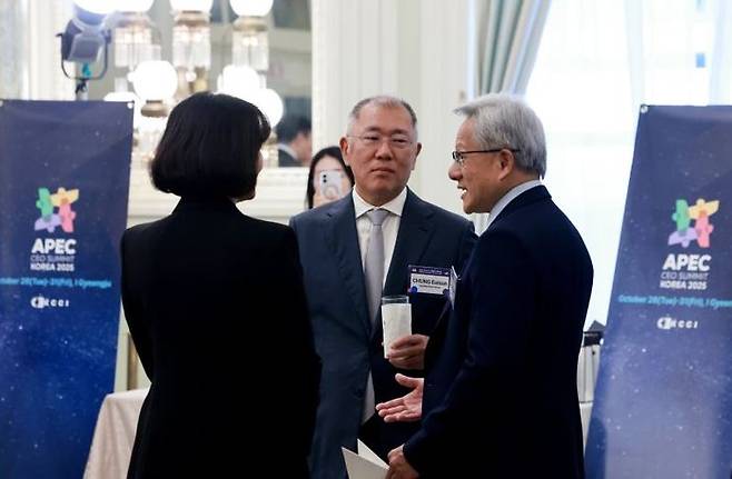 정의선 현대차그룹 회장이 25일(현지시간) 미국 워싱턴DC윌라드 호텔에서 열린 한미 비즈니스 라운드 테이블에 참석해 젠슨 황 엔비디아 최고경영자(CEO)와 논의하고 있다. ⓒ연합뉴스